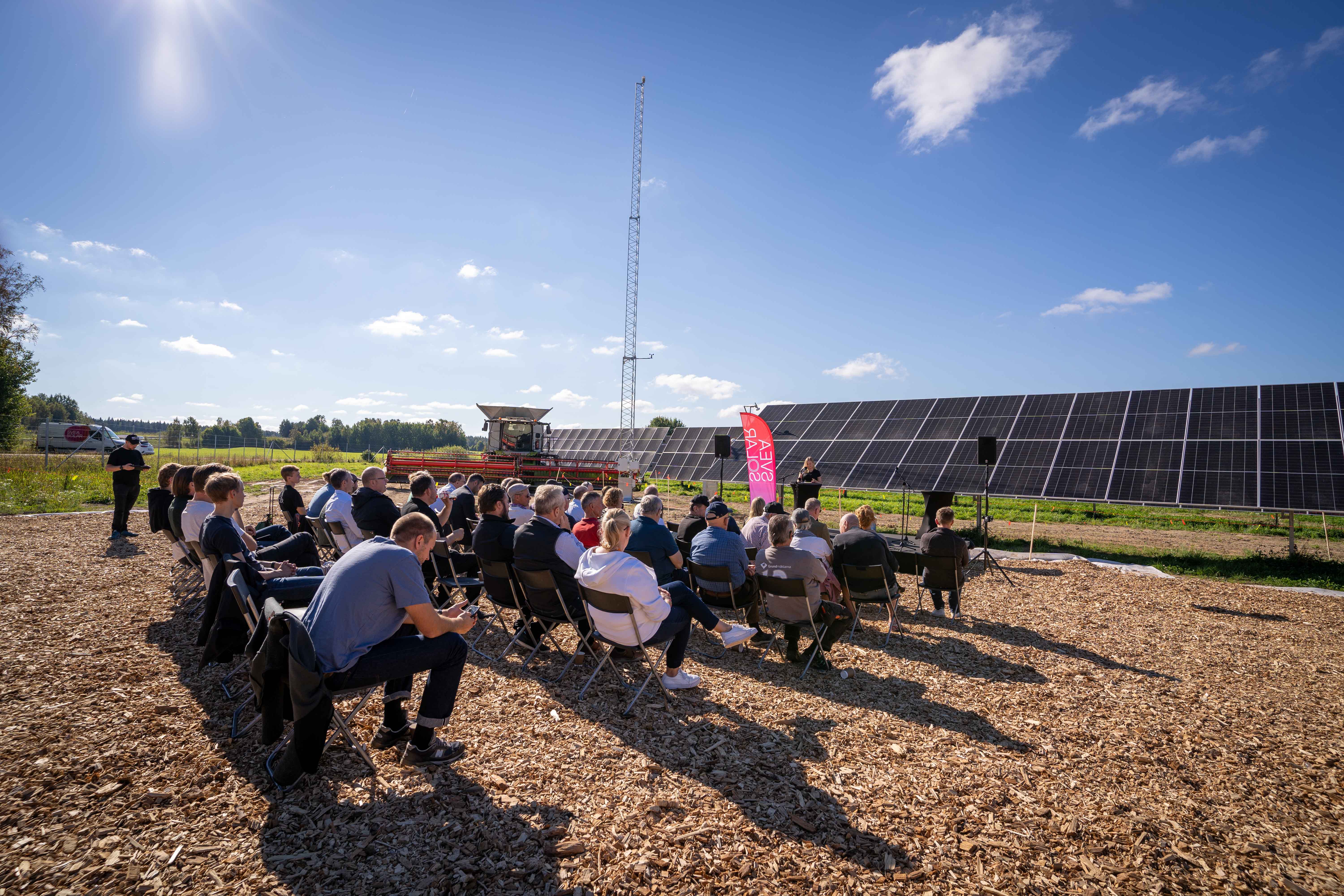 Dubbel matproduktion med Sveriges största agrivoltaiska park  – kombinerar jordbruk med solenergiproduktion för inomhusodling.