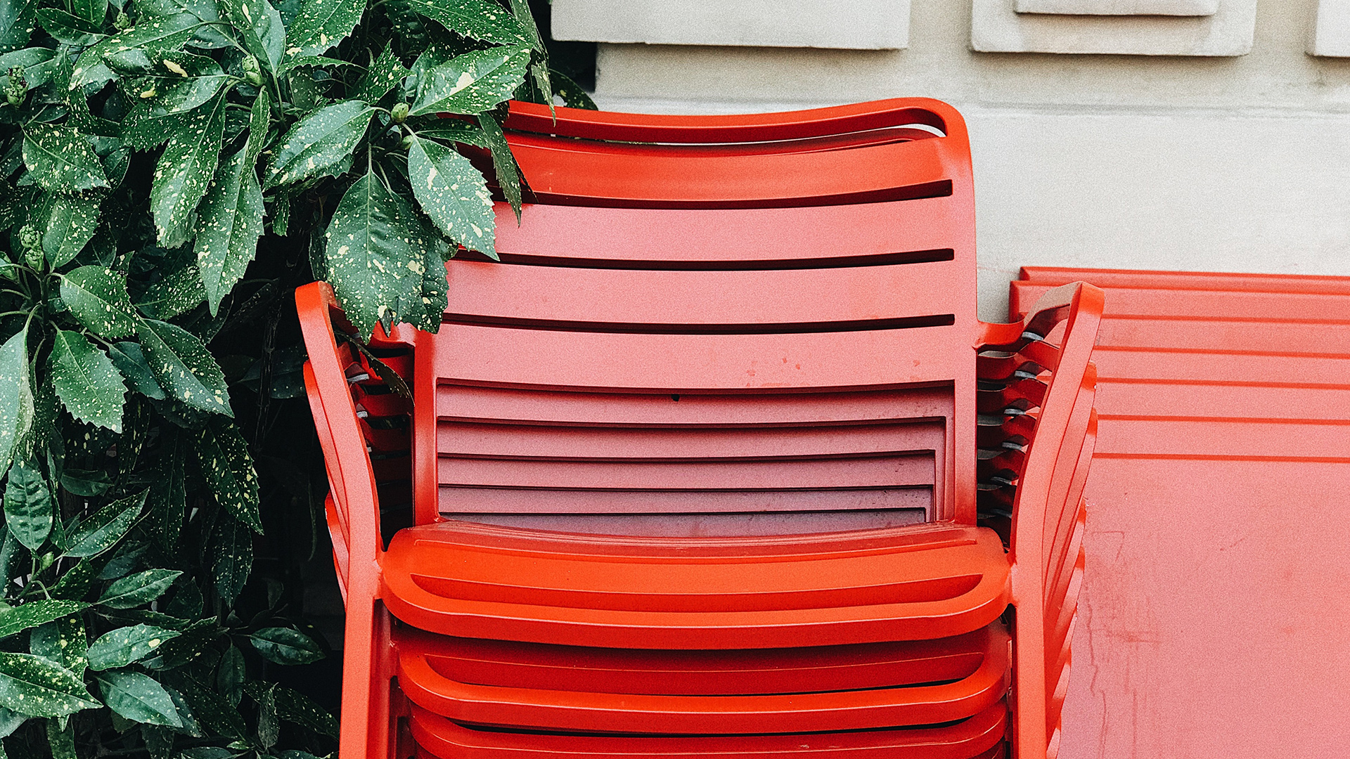 Garden-Trends-Lust-och-längtan-röda-stolar.jpg