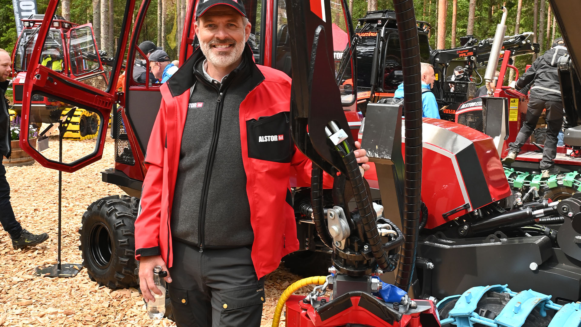 Alstor premiere: First harvester with roller-fed head!